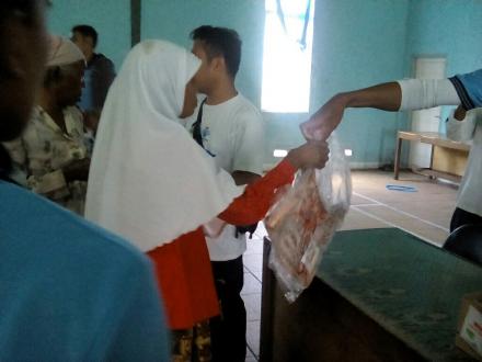 Pembagian daging kurban dari Negara Australia untuk masyarakat miskin